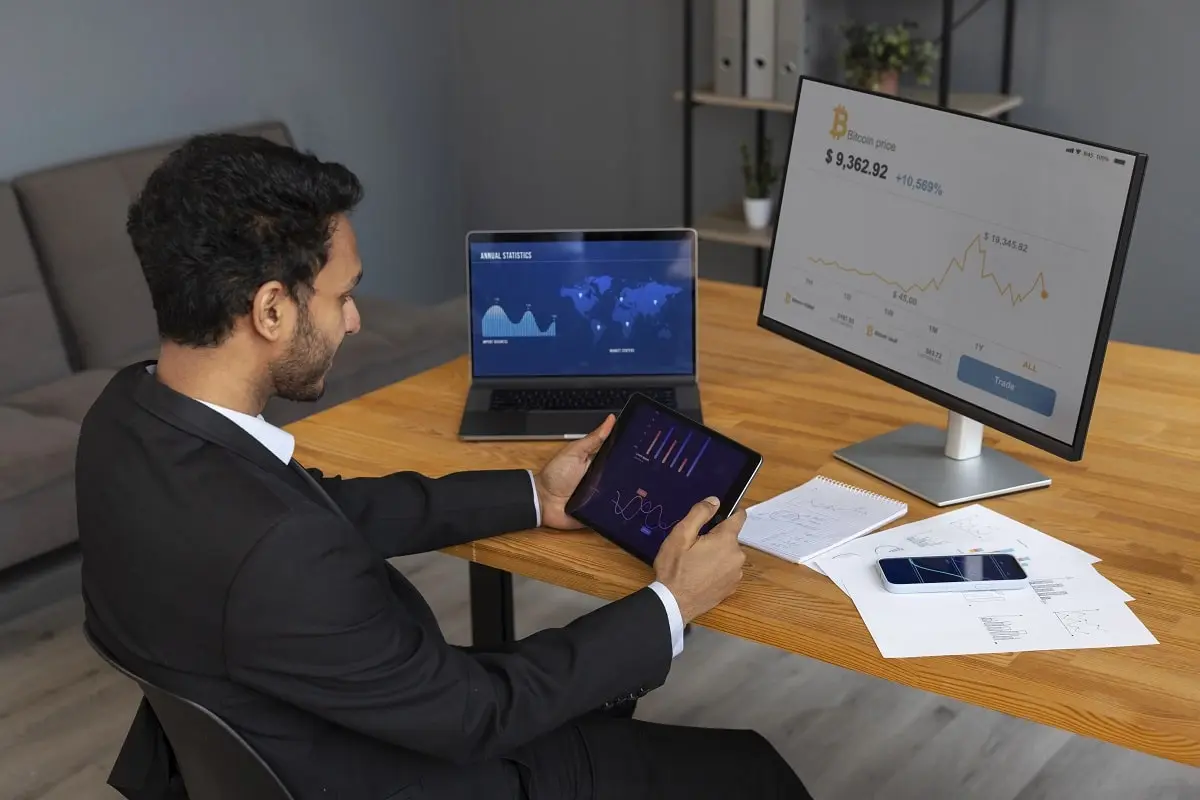 Pessoa analisando gráficos financeiros e planejando como investir o dinheiro da renda extra de forma segura.