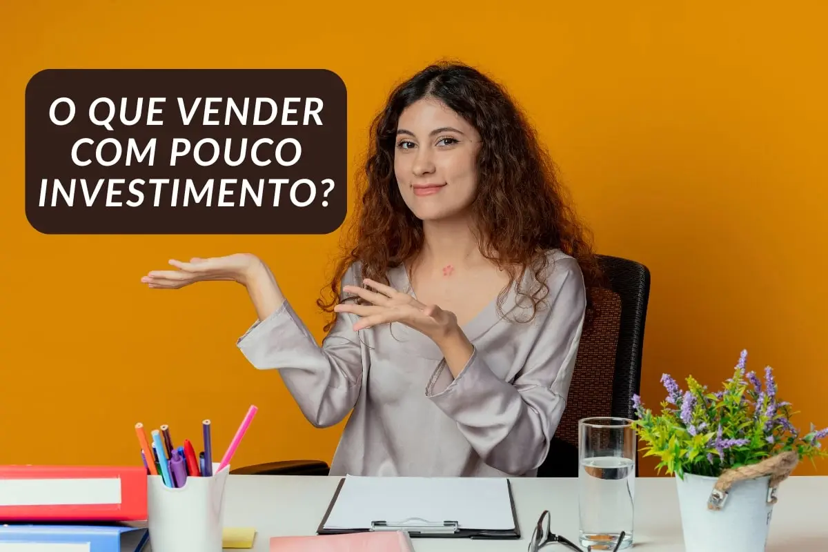 Pessoa planejando ideias de negócio com pouco investimento, analisando possibilidades de renda extra em casa.