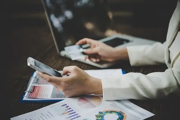 Como investir pouco dinheiro da renda extra: 7 opções seguras para quem está começando 2 Checklist financeiro sendo marcado antes de começar a investir pouco dinheiro da renda extra.