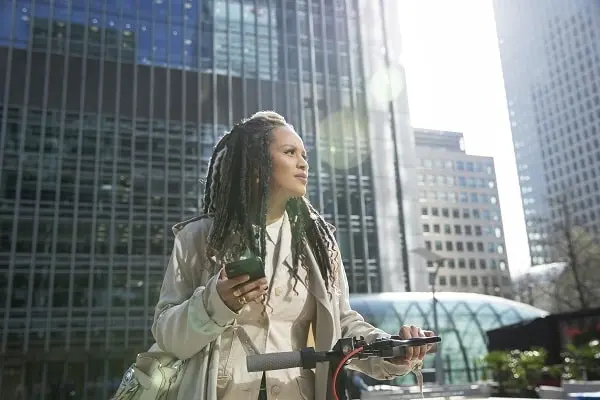 Dicas de economia doméstica: 25 formas de economizar no dia a dia 3 Pessoa caminhando e usando transporte elétrico para economizar nos deslocamentos diários