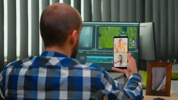 Renda extra online: Como ganhar de R$ 500 a R$ 2.000 por mês sem investir nada 1 Pessoa editando vídeos curtos no computador, celular para ganhar renda extra online sem investir.