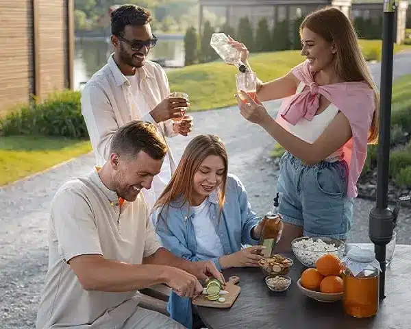 Dicas de economia doméstica: 25 formas de economizar no dia a dia 4 Família, amigos fazendo um piquenique simples como forma de lazer econômico