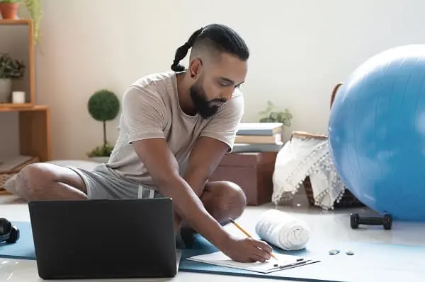 Renda extra ou estudar para ganhar mais? Qual vale mais a pena hoje 3 Pessoa conciliando renda extra e estudo na rotina