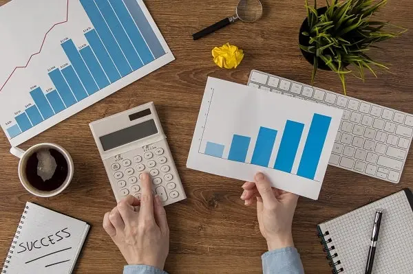 Por que você nunca consegue guardar dinheiro e como corrigir isso passo a passo 3 Pessoa definindo metas financeiras para conseguir guardar dinheiro